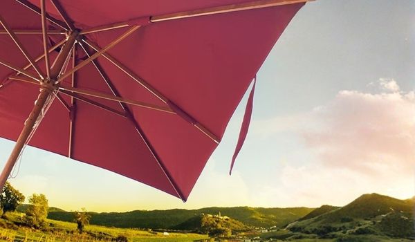 copertura di un ombrellone rosso