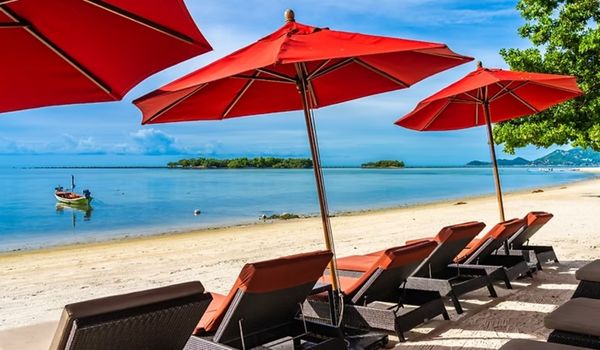 Ombrelloni rossi su spiaggia caraibica