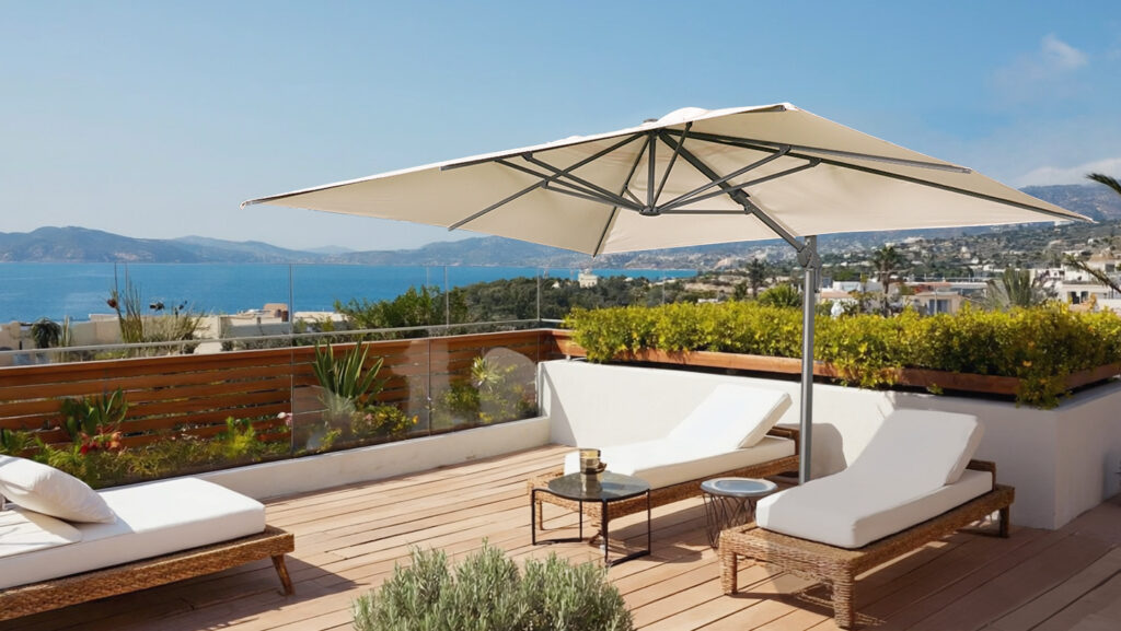 ombrellone con due lettini su terrazza