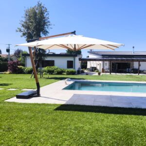 ombrellone decentrato in legno da giardino