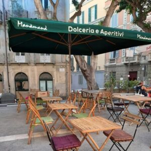 Anteprima ombrellone personalizzato per un esterno bar cittadino