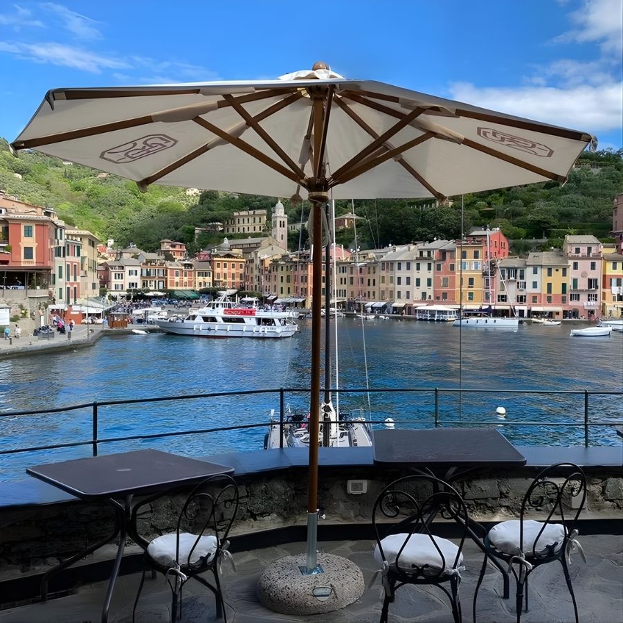 ombrellone personalizzato per esterno bar in riva al lago