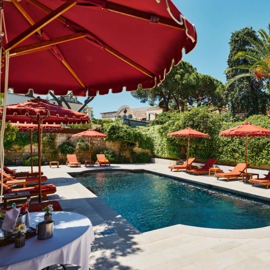 ombrelloni rossi attorno a una piscina elegante