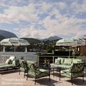 Anteprima ombrelloni personalizzati esterno di un hotel con vista lago
