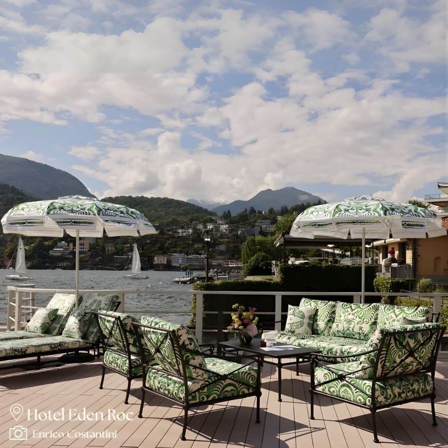 ombrelloni personalizzati esterno di un hotel con vista lago