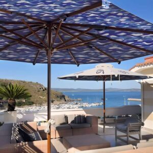 Anteprima ombrelloni con copertura personalizzata su una terrazza vista mare